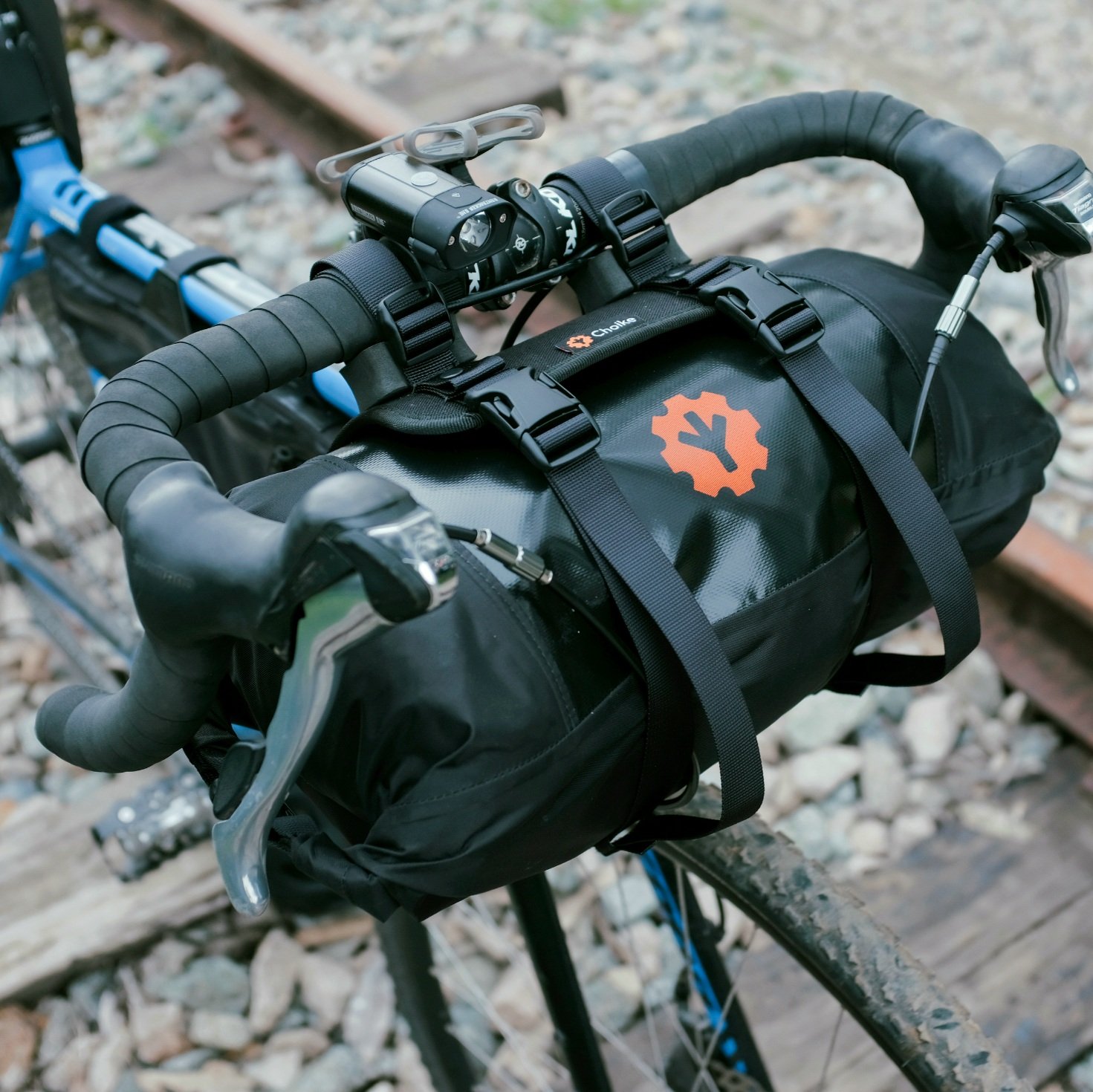 Sistema para montar equipaje delante del manubrio de la bicicleta
