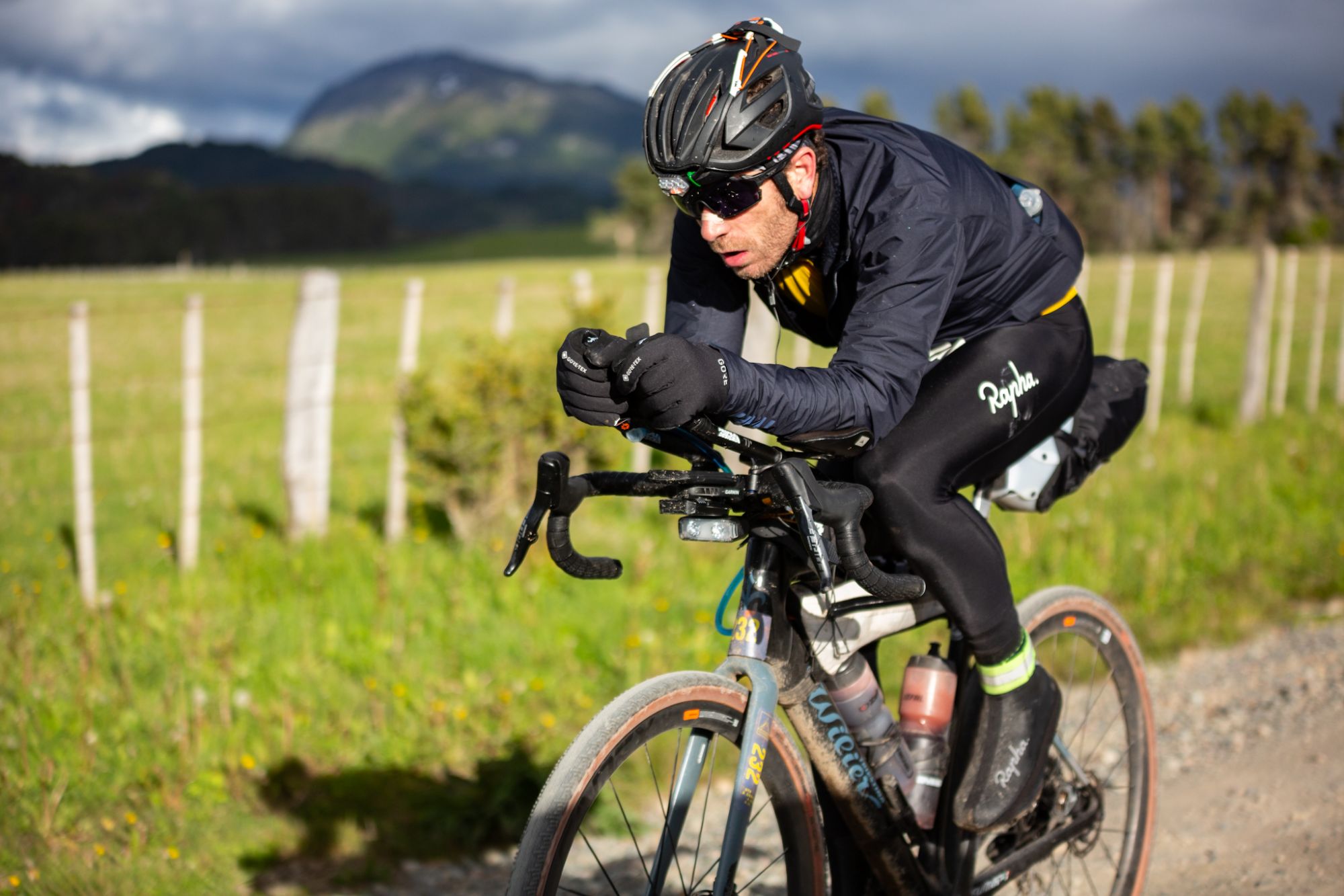 equipamiento usado por Andrés Tagle en AcrossAndes 2023, que incluye un Framebag custom Racing