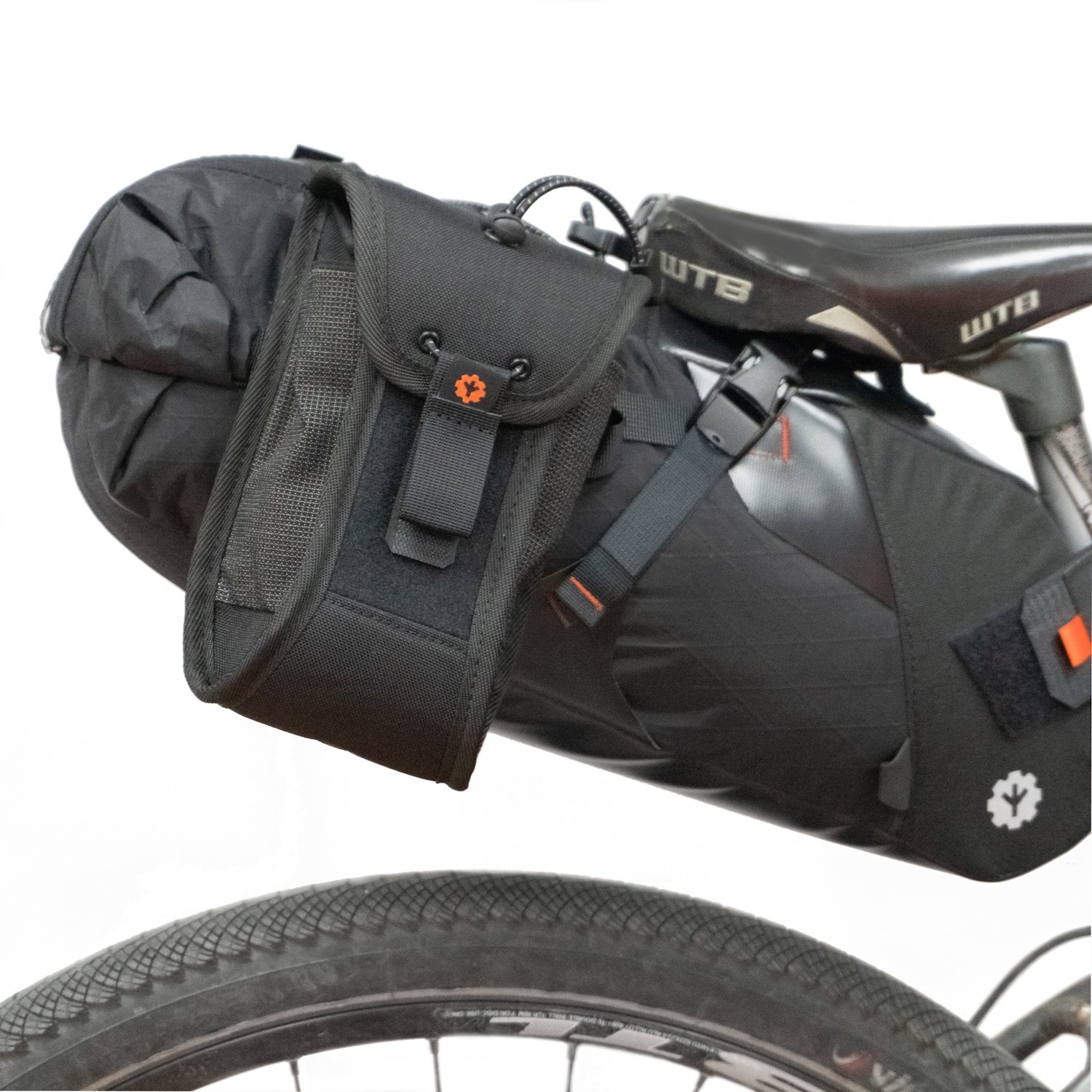 se puede anclar a un bolso de asiento con un par de ChoikeStrap