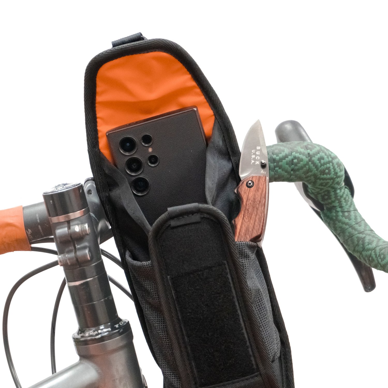 Bolsillo interior y bolsillos elásticos laterales reforzados con Dyneema®