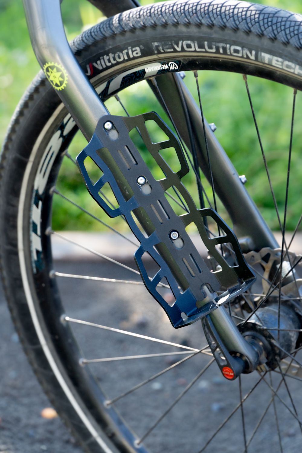 Soporte anclado a la bicicleta mediante pernos.