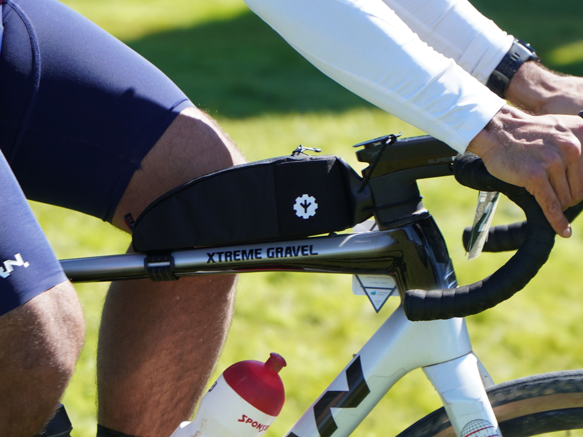  un bolso delgado y cómodo para pedalear